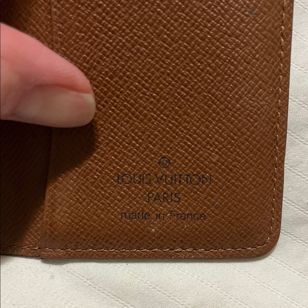 Louis Vuitton Brown and Gold Monogram Card Holder can be for unisex. - Picture 4 of 4